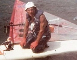 Ο Βαρδής πάνω στο windsurf